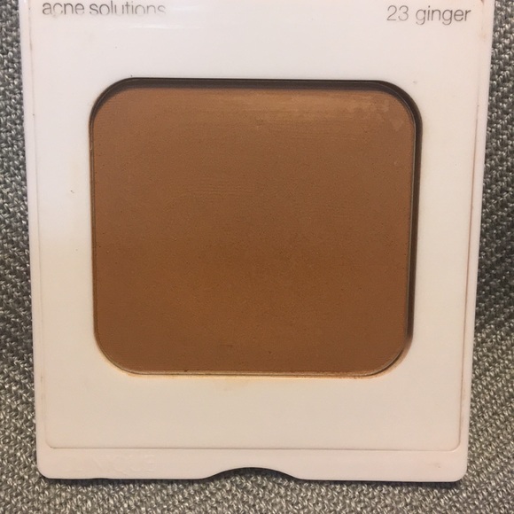 Clinique Acne Solutions Foundation - Picture 2 of 2